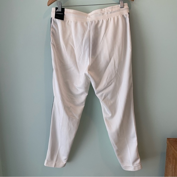 NWT Women’s NIKE Logo Cream Standard Fit Athletic Pants Swoosh Medium M Joggers - Picture 8 of 8